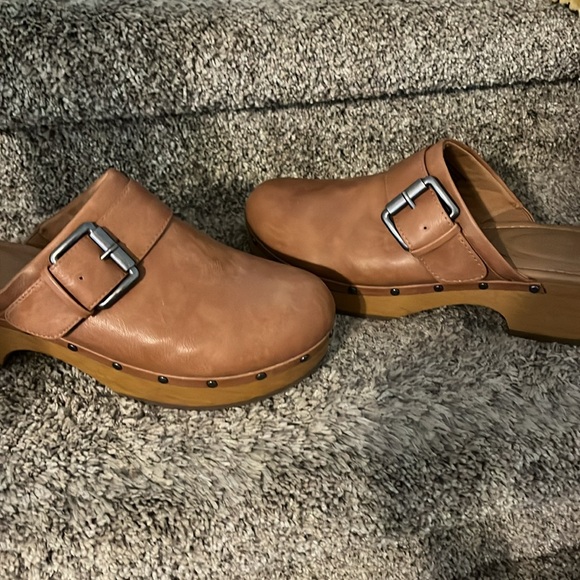 New Clog Shoes - Picture 3 of 6